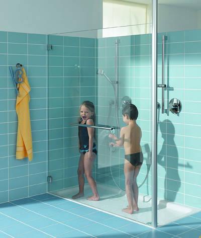 Superflache Duschwannen im XXL-Format als optimale Lösung für Minibäder