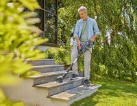 Die Reinigung rund um Haus und Garten gelingt mit dem Akku-Multi-Reiniger AquaBrush mühelos und bequem. Das modulare Konzept mit unterschiedlichen Aufsätzen ermöglicht zahlreiche Einsatzmöglichkeiten – vertikal wie horizontal. Oberflächen wie Terrassenbeläge, Wege und Treppen im Garten bis hin zu Geländern oder Gartenmöbeln werden schnell gereinigt.