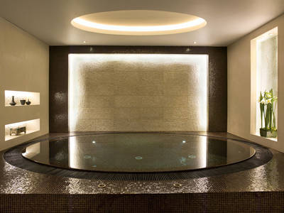 Treiben lassen im Watsu-Pool im Adlon Berlin