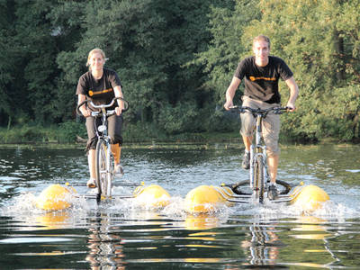 Mit dem MountainWaterBike-Kit lassen sich Fahrrader zu Wasserfahrzeugen umrüsten