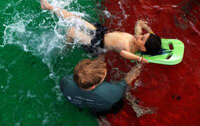 Ein Sportstudent der Uni Kassel lehrt Schwimmen. Foto: Andreas Weber/Stadt Kassel