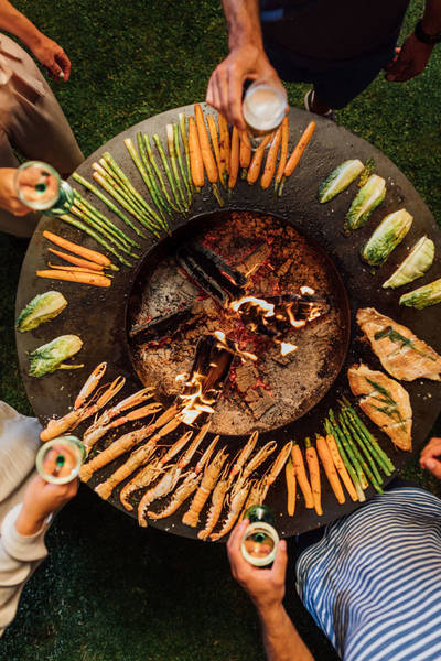 Der neue Ofyr Grill aus Kortenstahl strahlt seine Wärme über den ganzen Radius aus und ist Grill und Kochplatte in einem. Mit Hilfe von trockenem Holz wird in ein paar Minuten ein loderndes Feuer entfacht