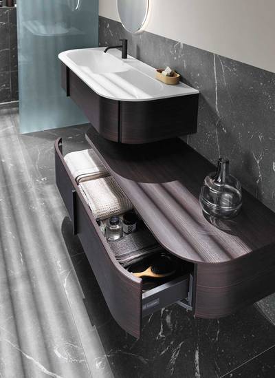 Spannende Inszenierung: Abgerundetes Sideboard schafft viel Stauraum