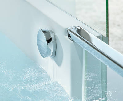 Höchste Sicherheit: Scharnier und Glas lassen keinen Tropfen aus der Wanne