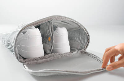 Das innovative System, bestehend aus Waschbeutel (SneakerWash Bag) und Waschmitteltab (SneakerTab), ermöglicht eine einfache, effektive und zugleich schonende Reinigung von Sportschuhen und Sneakern