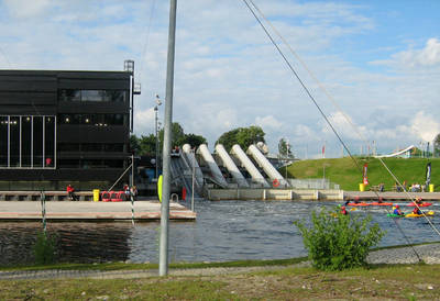 Das benötigte Wasser wird aus dem benachbarten See gepumpt
