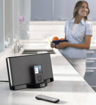 Das Bose SoundDock System lädt den iPod oder das iPhone bei laufendem Betrieb