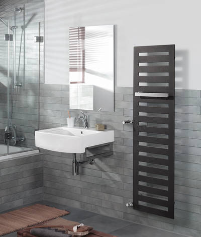 Die Design-Version Zehnder Metropolitan Bar verfügt über einen Handtuchhalter mit eleganter Chrom-Oberfläche