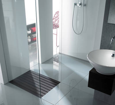 Die ACO ShowerDrain Walk-in vor der Dusche, ohne Bodenablauf, mit dunklem Rost aus Lapachoholz