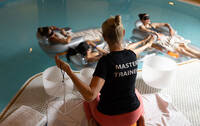 David Lloyd Meridian bietet das SPIRIT Floating Sound Bath – ein meditatives Klangbad auf warmem Wasser
