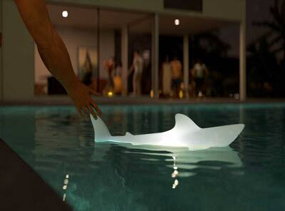 So wird der Poolbereich auch nach Sonnenuntergang zum atmosphärischen Mittelpunkt des Gartens