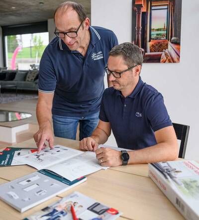 Fachhandwerker Benedikt Kratzer (links) nahm den Bauherrn Daniel Schaffer mit in alle konzeptionellen Überlegungen für eine umfassende, moderne Lüftungssystemlösung