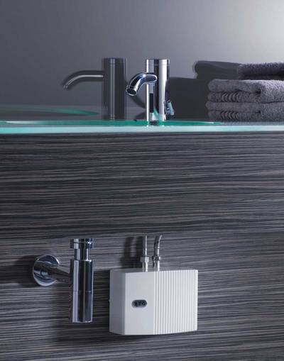 Für mehr Hygiene: Der elektronische AEG Klein-Durchlauferhitzer MTE erwärmt das Wasser sekundenschnell. Als Elektro-anschluss reicht eine gängige 230 V-Leitung aus, was die Nachrüstung unter oder über dem Waschtisch nahezu überall möglich macht.