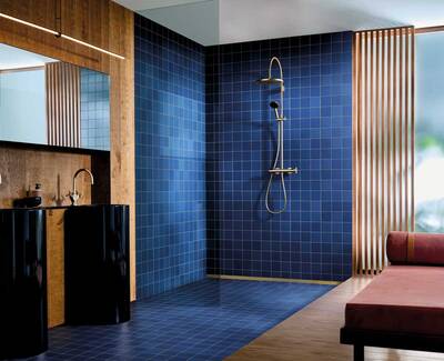 Glänzendes Schwarz, Weinrot und samtiges Nachtblau verleihen dieser Badarchitektur einen mondänen Charakter, der durch Tara in Messing gebürstet (23kt Gold) besonders betont wird