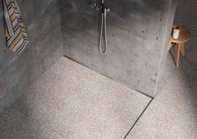 Die innovative Duschrinnengeneration TECEdrainway wurde speziell für den Übergang zwischen Wand und Boden entwickelt und zeichnet sich durch einen großen Toleranzbereich beim Einbau aus