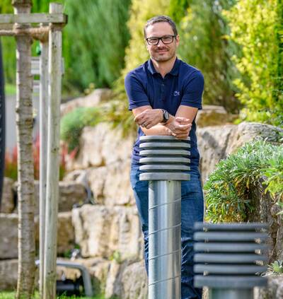 Für Bauherr Daniel Schaffer spielte neben einem nachhaltigen Wohnkonzept auch das Thema „Frische Raumluft“ eine zentrale Rolle. „Dank des gesamten Zehnder Komfort-Lüftungssystems inklusive Kühleinheit herrscht in unserem Haus ein deutlich angenehmeres Klima, ohne manuell lüften zu müssen.“