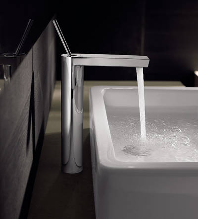 Der hohe Sockel ist ideal für moderne Becken und Waschschalen