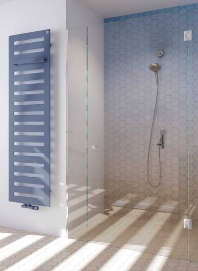 Ästhetik aus einem Guss: Der renommierte Wärmespezialist Zehnder sorgt für eine besonders stilvolle Optik im Bad, bietet er doch auch die Handtuchhalter, bisher nur in Chrom erhältlich, in der Farbe des Heizkörpers an. Hier zu sehen am Beispiel Zehnder Fina Lean Bar