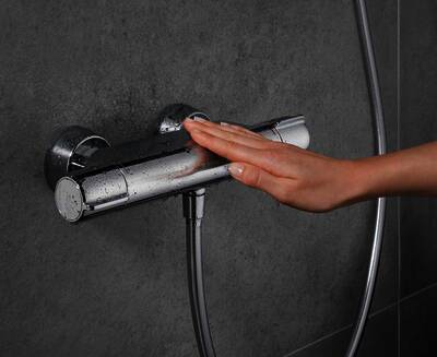 An Entnahmestellen mit hohem Verbrauch und häufiger Nutzung, etwa in der Dusche, lassen sich mit Durchflussbegrenzern zusätzliche Einsparungen erzielen