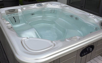 Zum Whirlpool der Wahl,  gibt's einen Strandkorb gratis. Im Bild das Modell Sovereign