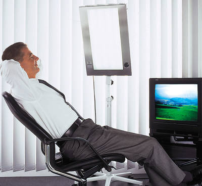 Eine Lichttherapie lässt sich gut in den Alltag integrieren, kann man währenddessen doch bequem lesen, frühstücken oder fernsehen
