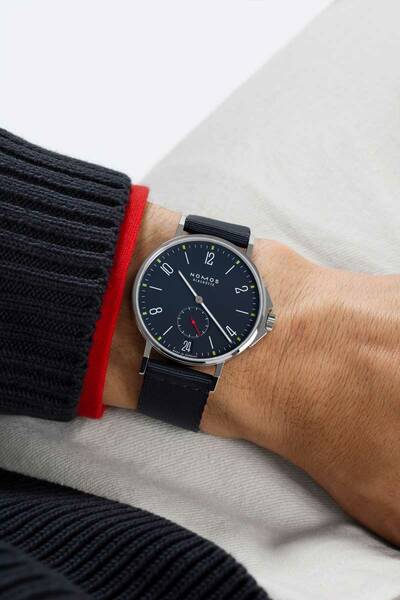 Ahoi neomatik Atlantik steht für das Nomos-Manufakturuhrwerk der nächsten Generation. Und klar: Die Uhr beeindruckt nicht nur im oder auf dem Wasser...