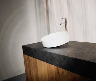 Das Tendo-Becken von Alape verleiht dem Badezimmer eine verspielte und sinnliche Note mit seinem innovativen, abgewinkelten Design