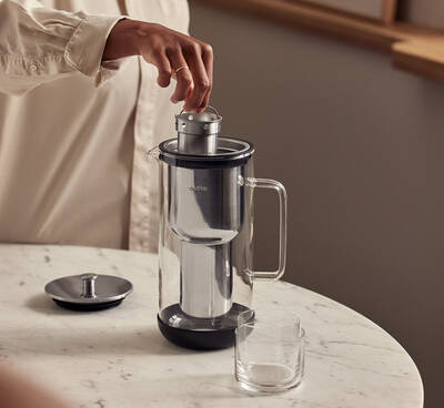 Die Granulate werden in die nachfüllbare Wasserfilterkartusche des Purifiers gefüllt und sollten alle 4 Wochen ausgetauscht werden. Die Filtrationszeit beträgt laut Aarke 3–5 Minuten pro Liter, und ein Beutel filtert bis zu 120 Liter Wasser