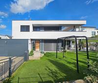 Die moderne Haustechnik des stylischen Kubus-Baus in Dasing bei Augsburg erfüllt sämtliche Ansprüche an energieeffizientes Wohnen. Im nachhaltigen Wohnkonzept spielt u.a. das Thema „Frische Raumluft“ eine zentrale Rolle