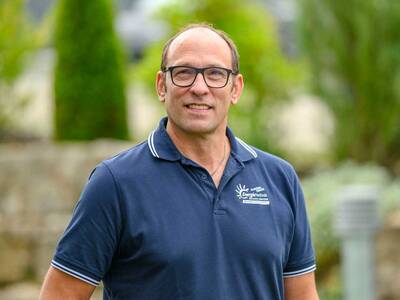 Für Fachhandwerker Benedikt Kratzer gab es nur eine sinnvolle nachträgliche Installationsoption: Die Kühleinheit einfach unten im Keller auf das Lüftungsgerät zu montieren und damit die vorhandenen Zu- und Abluftleitungen bequem mit zu nutzen