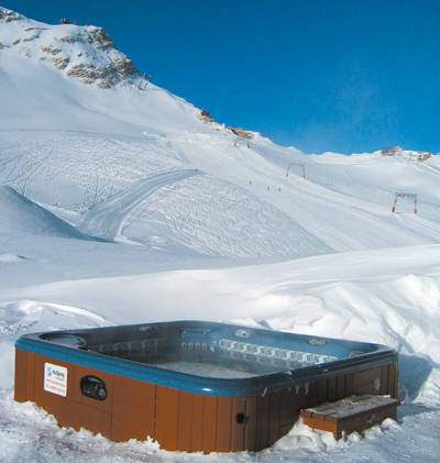 Auf der Zugspitze lädt ein Whirlpool von HotSpring zum Wellnessbad