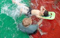 Ein Sportstudent der Uni Kassel lehrt Schwimmen. Foto: Andreas Weber/Stadt Kassel