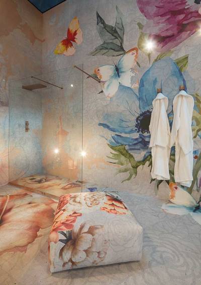 Wer ein außergewöhnliches Ambiente auf höchstem Niveau kreieren möchte, sollte sich unbedingt bei Instabilelab umschauen: Selten hat man Tapeten in so mustergültiger Opulenz und Anwendungsbreite gesehen